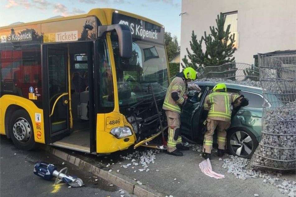 VW kracht in BVG-Bus und Zaun: Fünf Verletzte in Köpenick