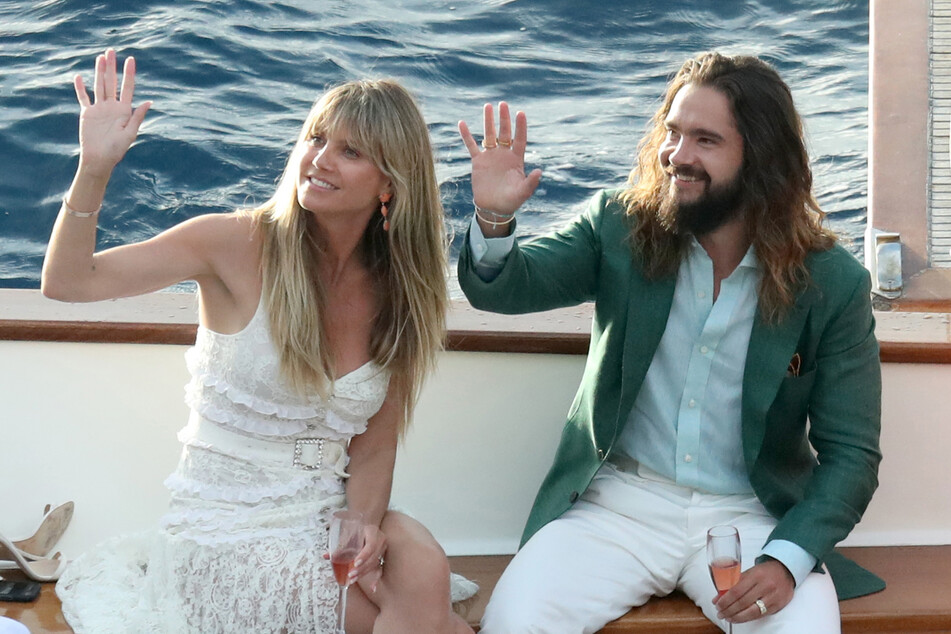 Die große Hochzeit von Heidi Klum (49) und Tom Kaulitz (33) fand mehrere Tage auf der italienischen Insel Capri statt. Einen Tag vor ihrem großen Tag wurden beide auf einem Boot entdeckt.