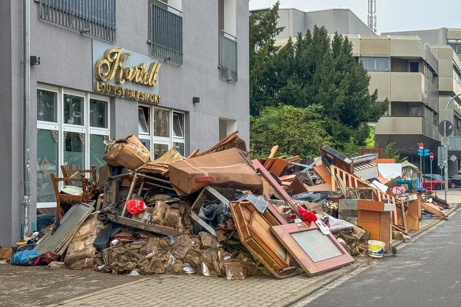 Alles auf einen Haufen geworfen: Riesige Müllberge türmen sich neben den örtlichen Geschäften.