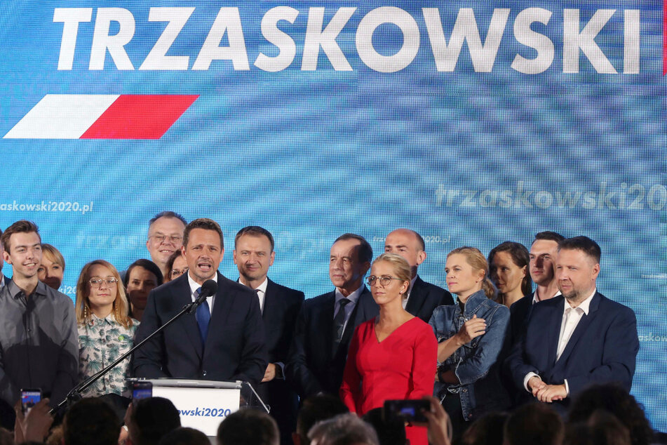 Rafal Trzaskowski (M,l), Bürgermeister von Warschau und Präsidentschaftskandidat von Polens größtem Oppositionsbündnis, spricht am Wahlabend nach der Präsidentschaftswahl zu seinen Unterstützern.