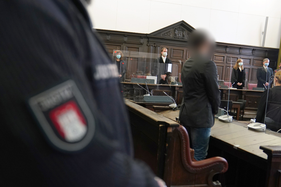 Der Angeklagte (vorne Mitte) wurde zu mehreren Jahren Haft verurteilt.