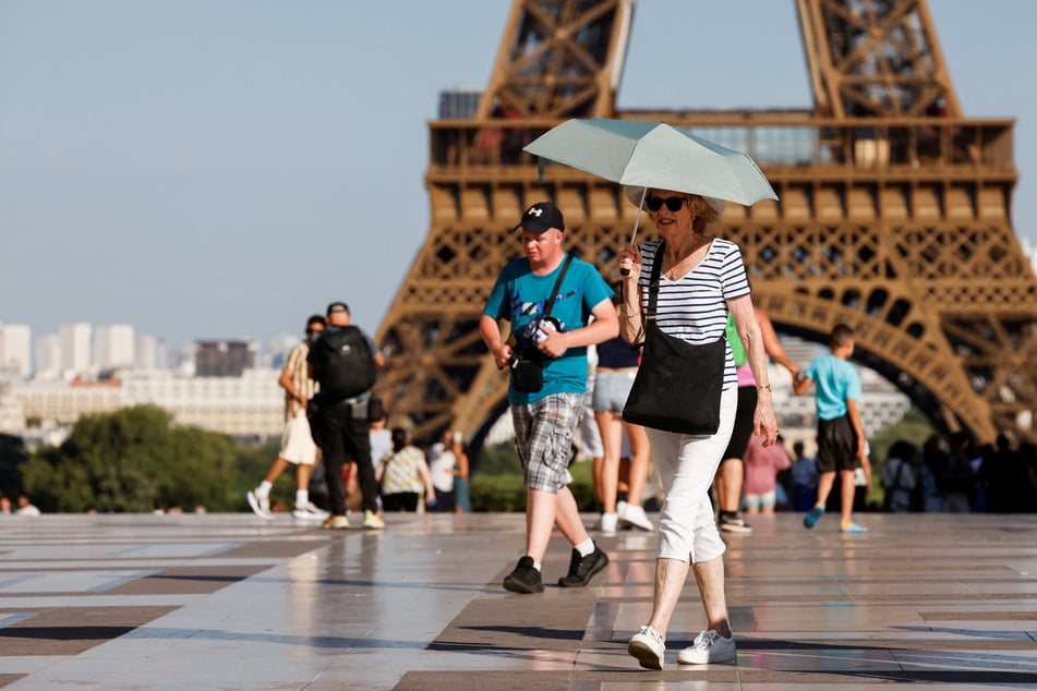 In Paris haben die Behörden den Zugang zum Eiffelturm untersagt.