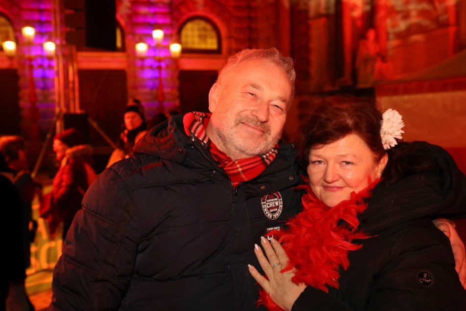 Die Dresdner René Koschorreck (56) und Silvana Erben (57) halten sich bei den winterlichen Temperaturen mit Kuscheln und Tanzen warm.