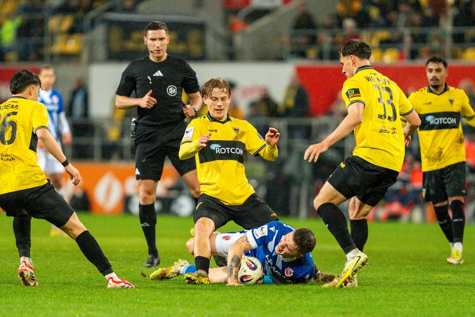 Erik Engelhardt (am Boden) und Energie waren am Ende den Aachenern unterlegen.