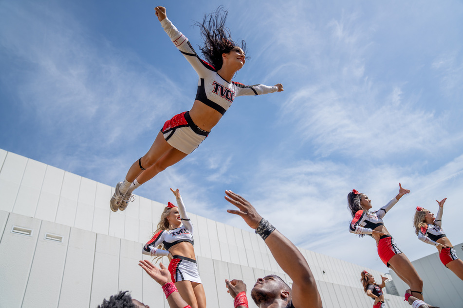 Maddie Volcik fliegt in einer Szene der zweiten Staffel der Serie "Cheer" durch die Luft.