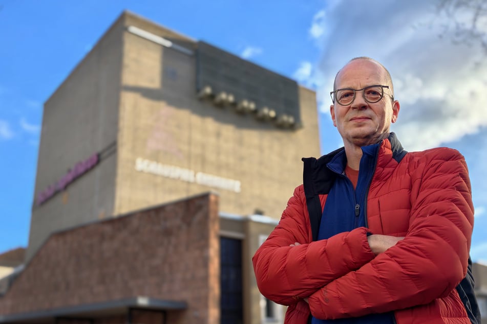 Johannes Rödel (58) vom "Viadukt e.V." macht mit einer Petition Druck und wirbt für den Erhalt des historischen Schauspielhauses.