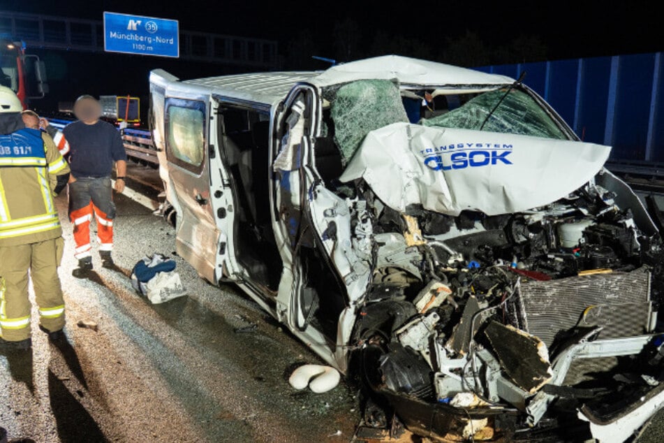 Unfall A9: Lkw rammt Wohnmobil auf A9: Voll besetzter Kleinbus kann nicht mehr bremsen