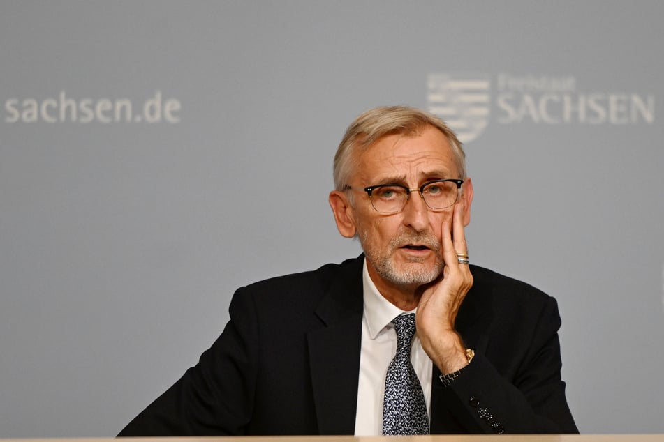 Innenminister Armin Schuster (65, CDU) will den Betreibern mehr Rechte zum Schutz ihrer Anlagen geben.