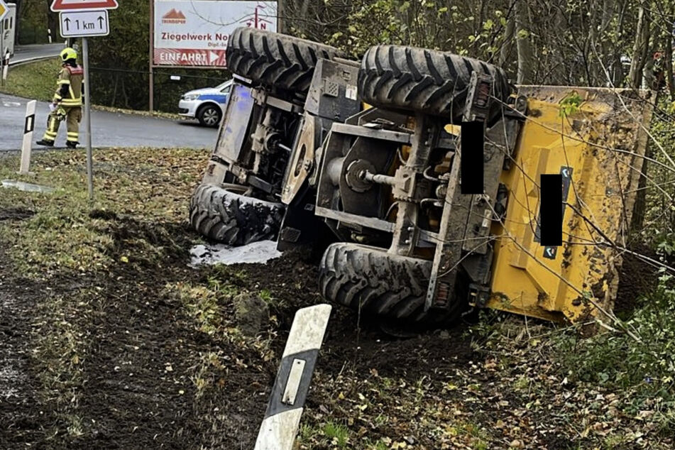 Der Fahrer kam mit dem Fahrzeug aus derzeit noch unbekannten Gründen von der Fahrbahn ab.