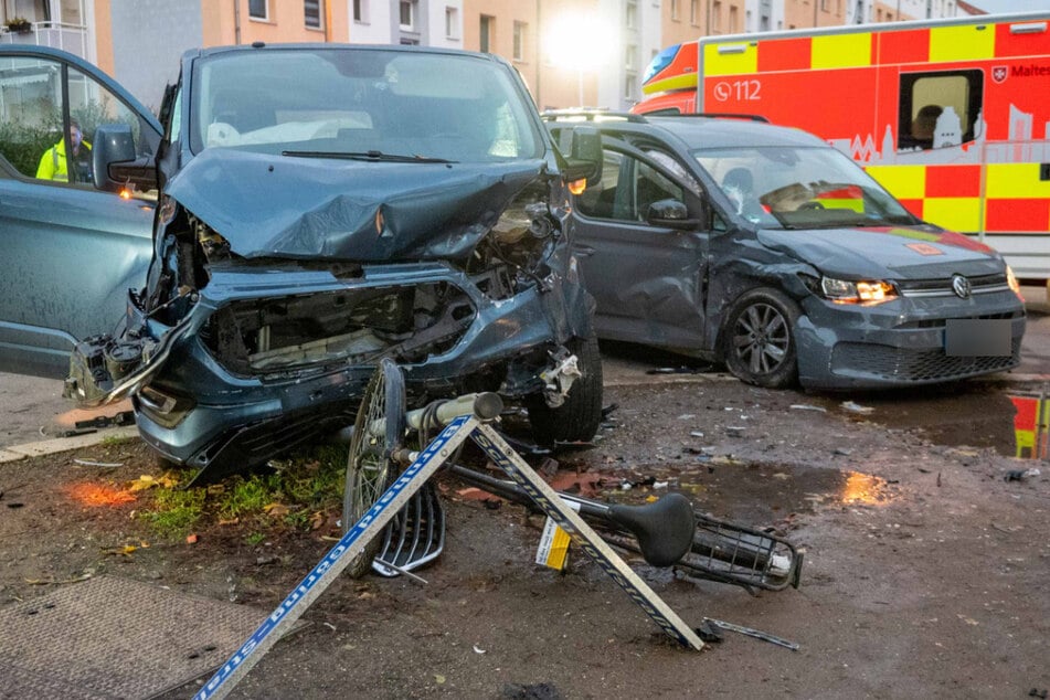 Der Minibus rauschte anschließend noch ein Straßenschild sowie ein daran befestigtes Fahrrad um. Nach Informationen von vor Ort sollen sieben Personen leicht verletzt worden sein.