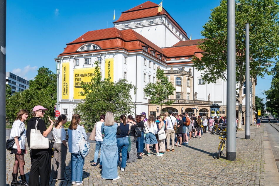 Im Vorjahr standen die Kostümkäufer bis zum Postplatz Schlange.