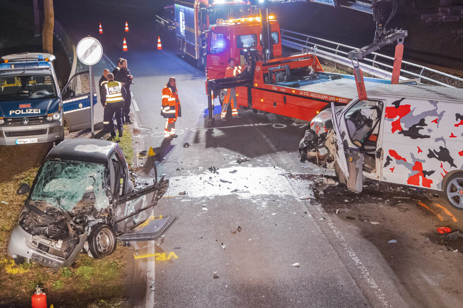 Heftiger Frontal-Crash von Smart und Transporter hinterlässt Trümmerfeld