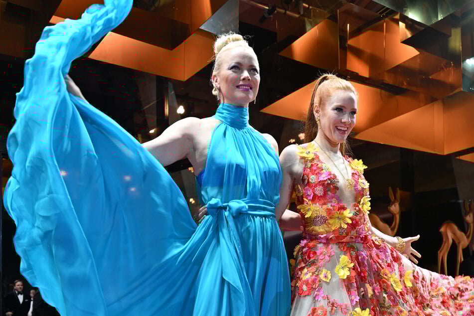 Franziska Knuppe (50, l.) und Barbara Meier (39) stachen aus der schwarzen Masse heraus.