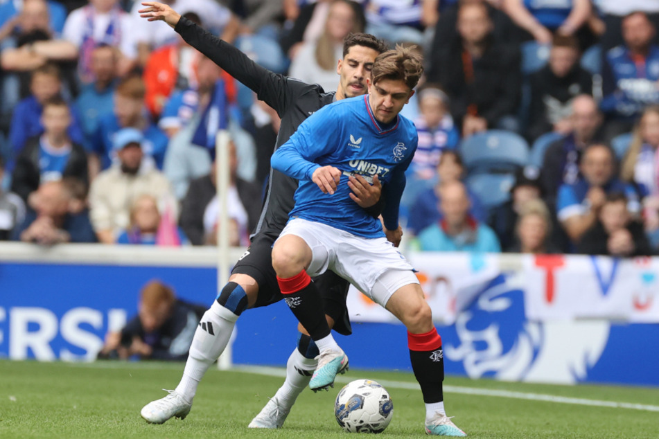 HSV-Profi Ludovit Reis (23, hinten) verletzte sich beim Testspiel bei den Glasgow Rangers an der Schulter.