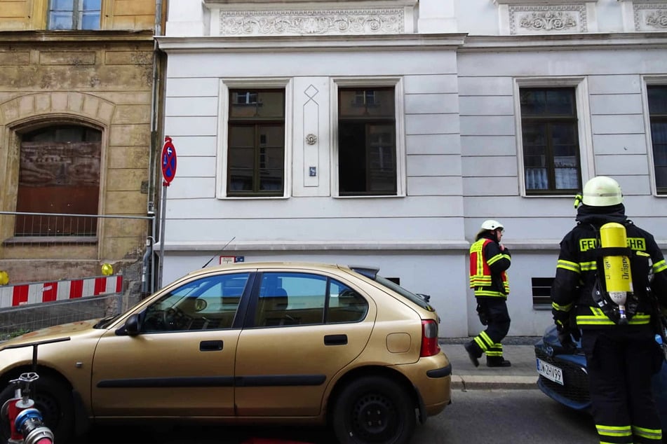 Rauchschwaden zogen aus dem Fenster und hinterließen dunkle Verfärbungen.