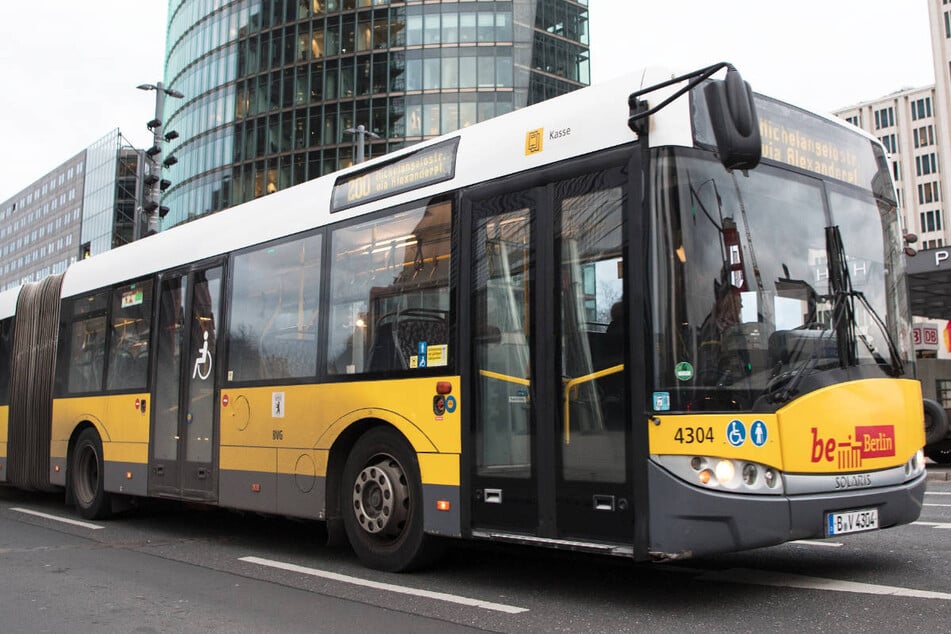 Der Busfahrer musste eine Vollbremsung machen, bei der zahlreiche Fahrgäste gestürzt sind. (Symbolfoto)