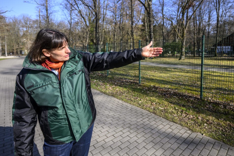 Tierpark-Direktorin Anja Dube (53) steht auf dem Weg, der in Zukunft mit zum Gelände gehören wird. Wo jetzt der Zaun steht, ist der Eingangsbereich geplant.