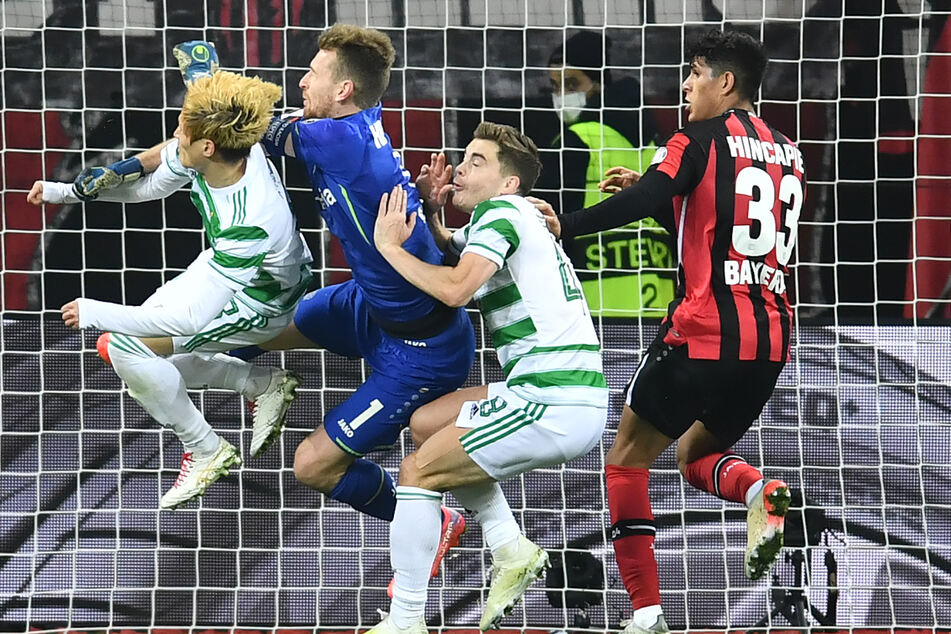 Mächtig Getümmel vor dem Tor von Leverkusens Keeper Lukas Hradecky (2.v.l.). Die Aktion führte zu einem Elfmeter für Glasgow.