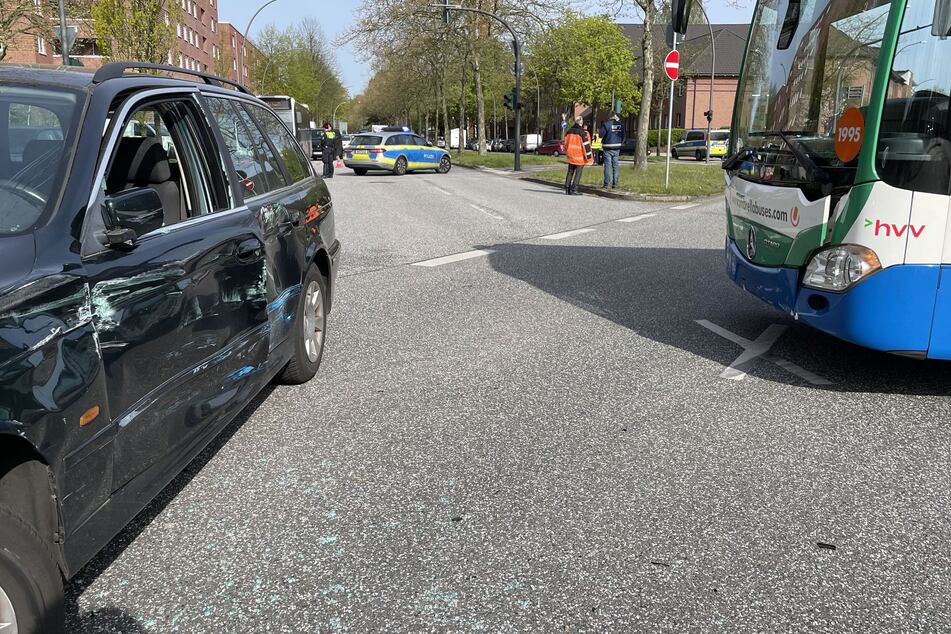 Linienbus fährt in BMW: Frau bei Unfall verletzt