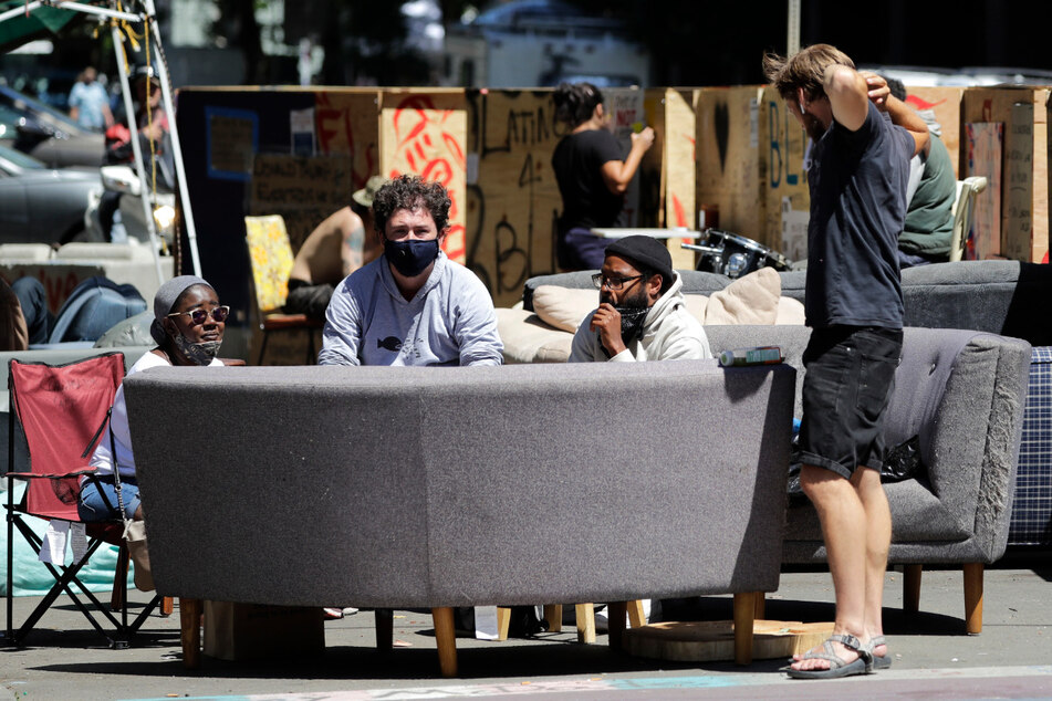 Demonstranten sitzen auf einem Sofa in der "autonomen Zone" in Seattle, die im Zuge der Proteste gegen Rassismus und Polizeigewalt entstanden ist.