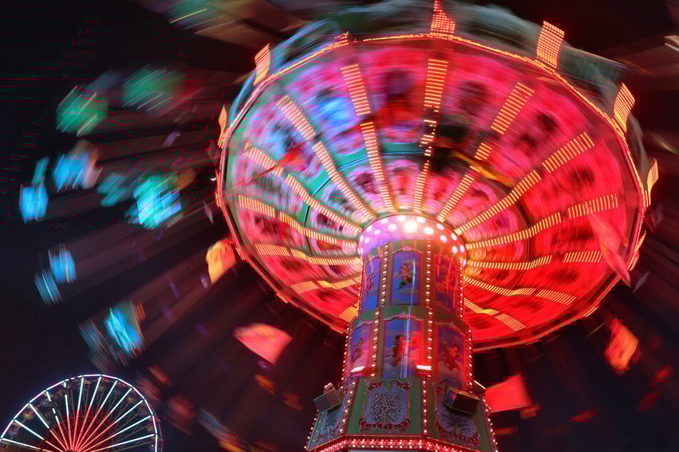 Dramatische Szenen auf Schützenfest: Junge (3) wird unter fahrendem Karussell eingeklemmt