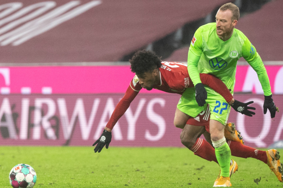 Kingsley Coman (24,l.) vom FC Bayern München und Maximilian Arnold (26) von Wolfsburg im Zweikampf um den Ball.