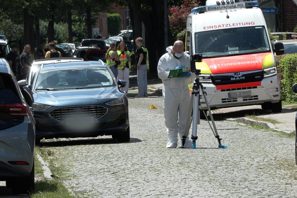 Einsatzkräfte der Spurensicherung sind vor Ort.