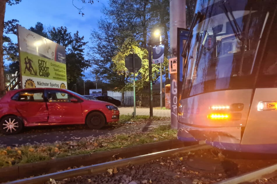 XLStraßenbahn rammt in Leipzig VW Polo von der Straße TAG24