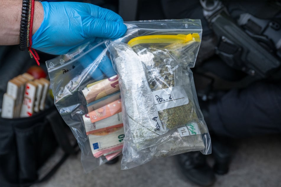 Bei dem Beifahrer eines Transporters fanden die Polizisten 60 Gramm Betäubungsmittel.