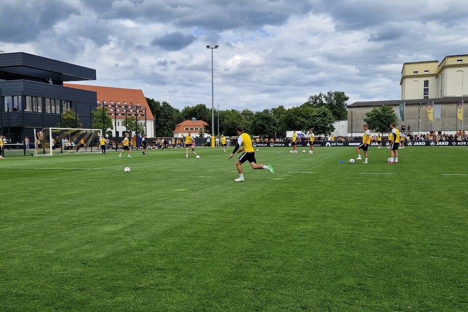 Vor gut gefüllten Rängen übten die SGD-Kicker unter anderem Standardsituationen.
