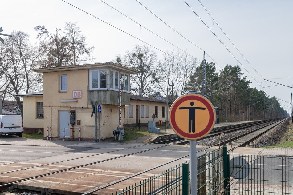 Dieses Bahnhäuschen ist rund um die Uhr besetzt. Aus dem Fenster fotografierte eine Angestellte den Wolf samt Beute.