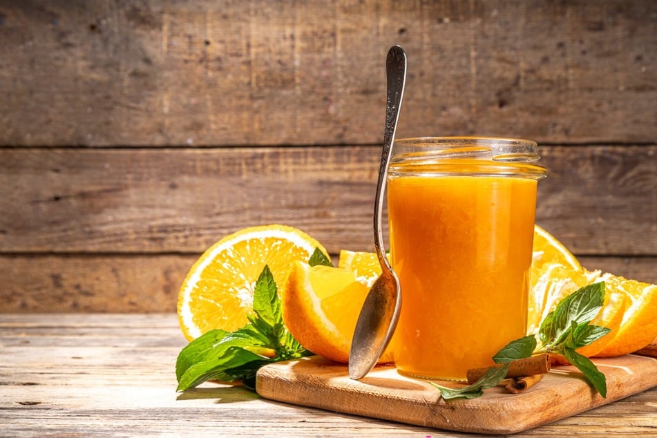 Orangenmarmelade lässt sich vielfältig verfeinern, Minze oder Zitronenmelisse ergänzen sie auch optisch perfekt.