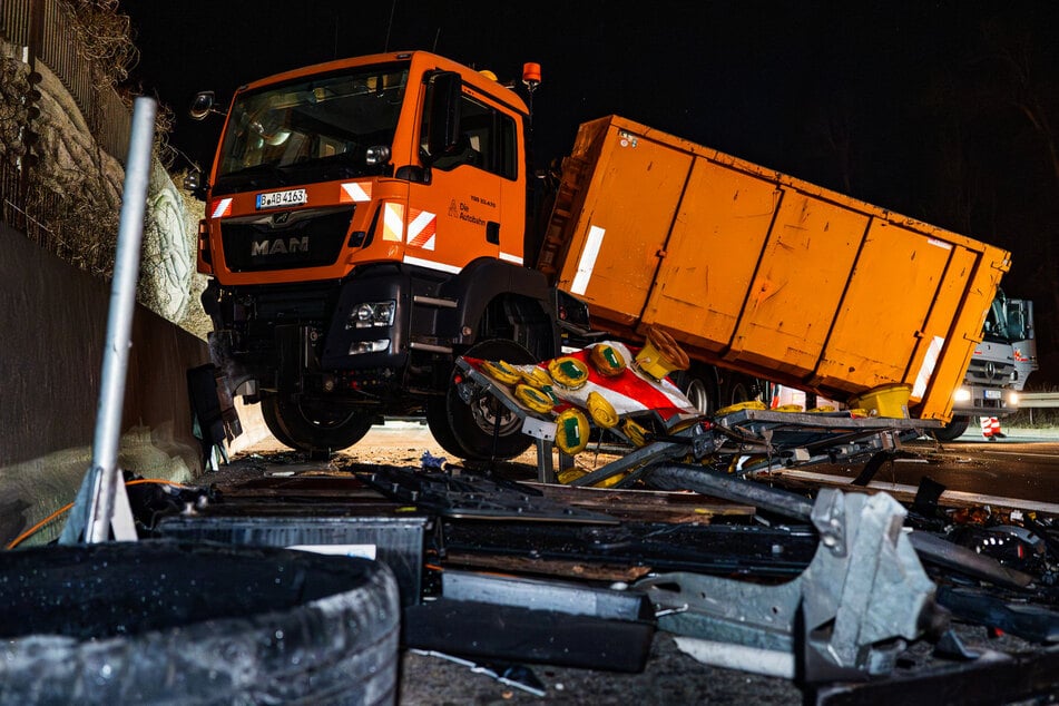 Unfall A3: Sattelzug kracht in Baustelle: Unfall sorgt für Stau-Chaos auf der A3