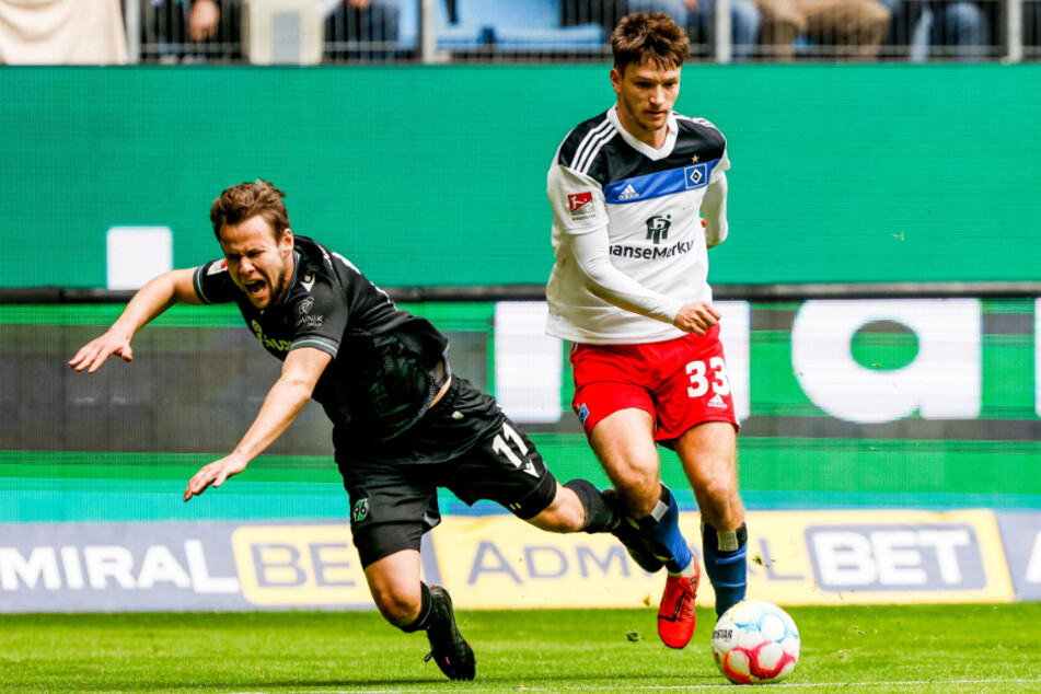 Rechtsverteidiger Noah Katterbach (22, r.) könnte nach seiner Ausleihe vom 1. FC Köln über den Sommer hinaus beim HSV bleiben.