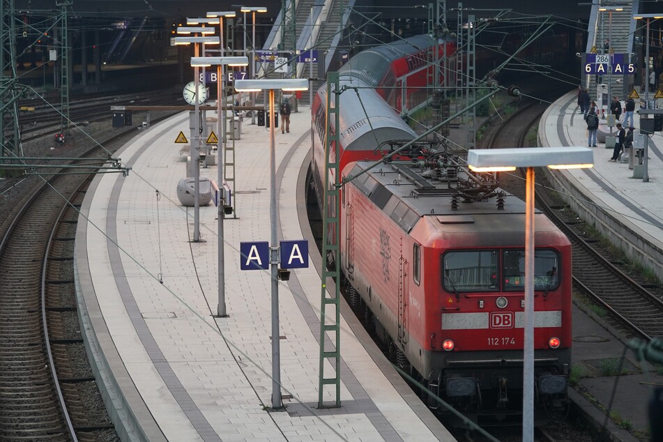 Nackter Mann am Hamburger Hauptbahnhof in Gewahrsam genommen