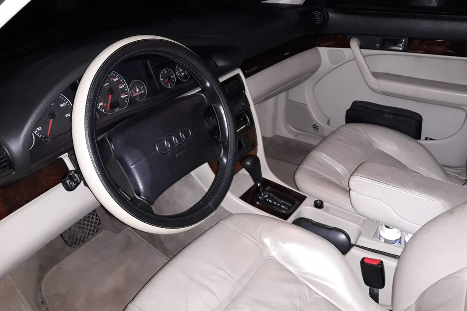 Ein amerikanisches Modell mit Leder und einer Tacho-Anzeige in Meilen. Der gestohlene Audi hat eine Menge zu bieten.