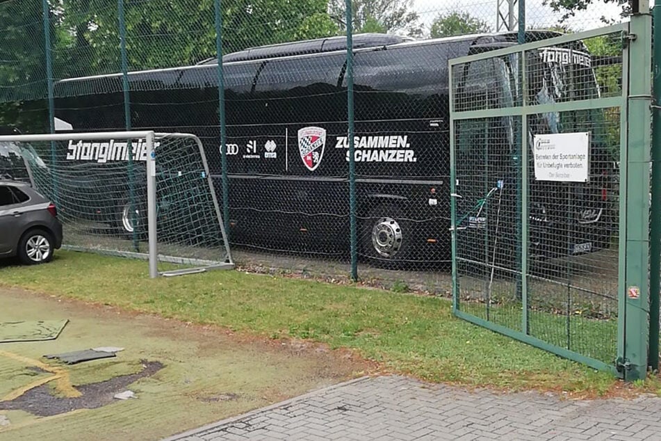 Der Ingolstadt-Mannschaftsbus ist schon am Stadion vorgefahren.