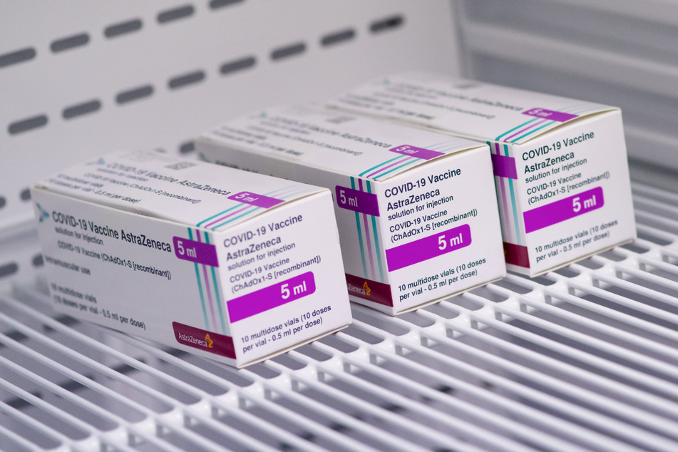 Der Corona-Impfstoff von AstraZeneca liegt im Impfzentrum in einem Kühlschrank.