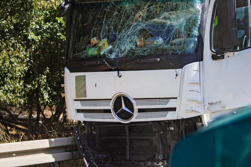 Dieser Lastwagen wurde bei dem Unfall auf der A3 ebenfalls beschädigt.