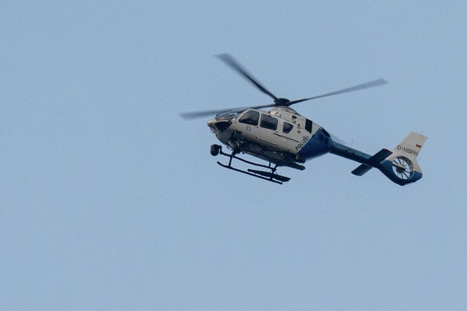 Die Polizei suchte mit einem Hubschrauber nach dem Flüchtigen. (Symbolbild)