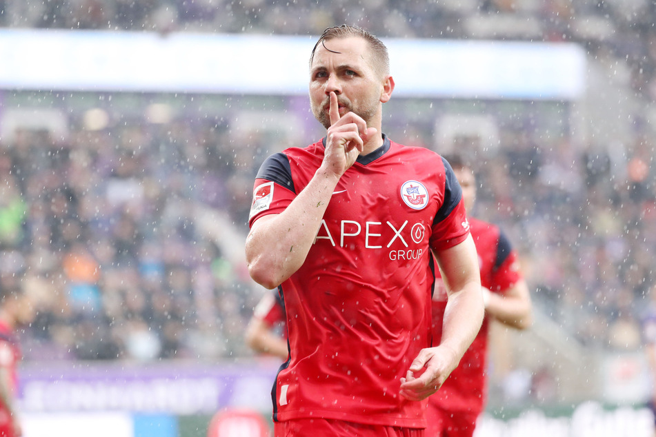 Hansa-Kicker John Verhoek versenkte einen Elfmeter, glich damit gegen die Veilchen aus.