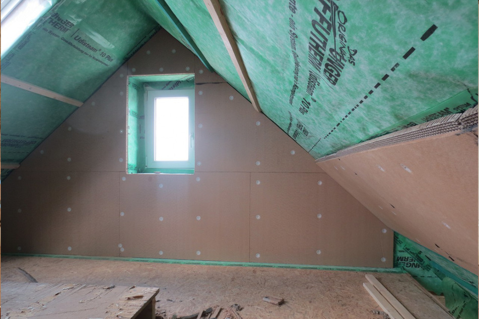 Dachboden der sich gerade im Ausbau als Untersparrendämmung befindet, die man rechts sieht.