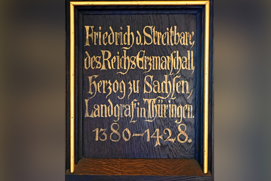 Der Leipziger Künstler Franz Schneider schnitzte im Jahr 1879 die Figur Friedrich des Streitbaren.