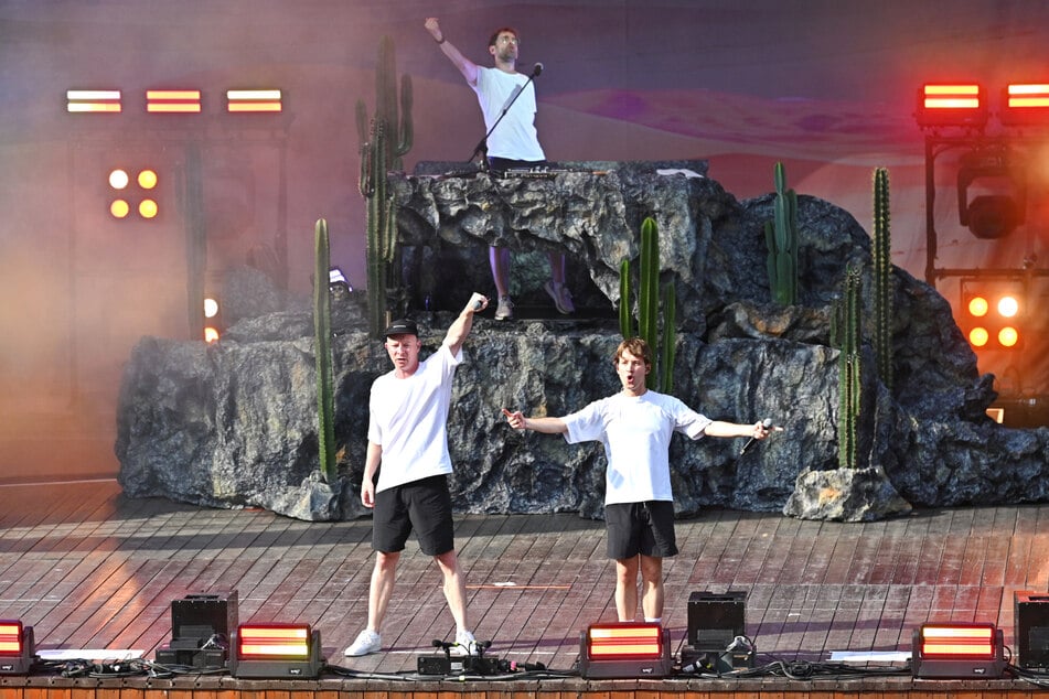 Flo (44, l.) und Lukas (37, r.) performten vorne, rappten und sangen in der Hitze. Hinter ihnen stand die "gute Seele der Band", DJ exel. Pauly (48), an den Turntables.