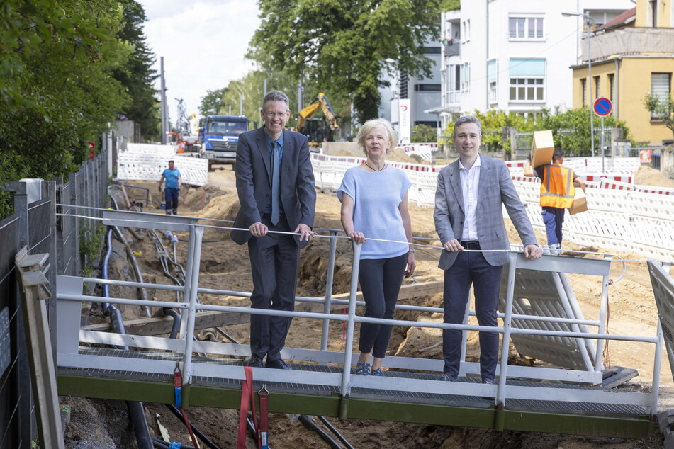 DVB-Vorstand Andreas Hemmersbach (55), Straßenamts-Chefin Simone Prüfer (59) und Baubürgermeister Stephan Kühn (44, Grüne) freuen sich über den Baufortschritt.