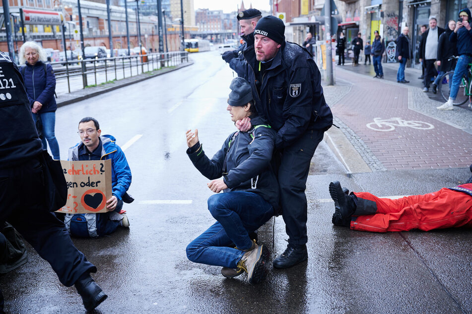An der Warschauer Brücke werden "Letzte Generation"-Aktivisten von der Straße geholt.