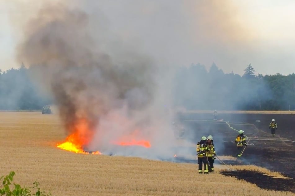 Die Feuerwehr waren auf der landwirtschaftlichen Fläche bei Karlsruhe im Einsatz.