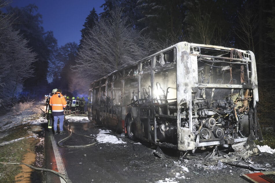 Der Linienbus brannte vollständig aus.