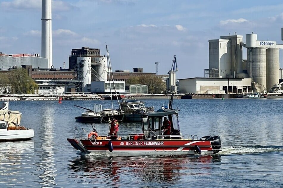 Berlin: Boot in Rummelsburger Bucht gesunken: Öl läuft aus