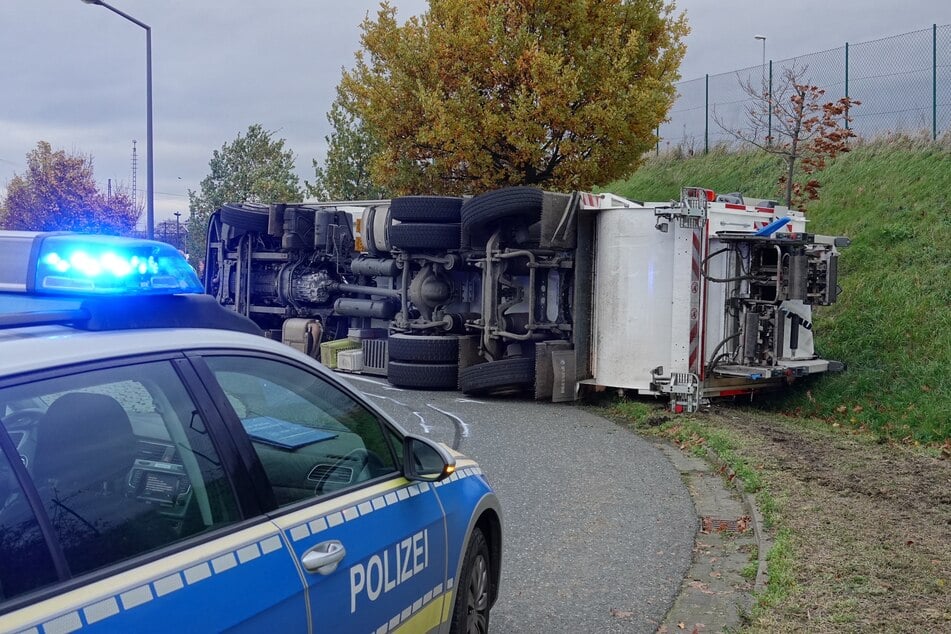 Am Kreisverkehr vor dem Güterbahnhof Friedrichstadt hob es den Müll-Truck von der Fahrbahn.